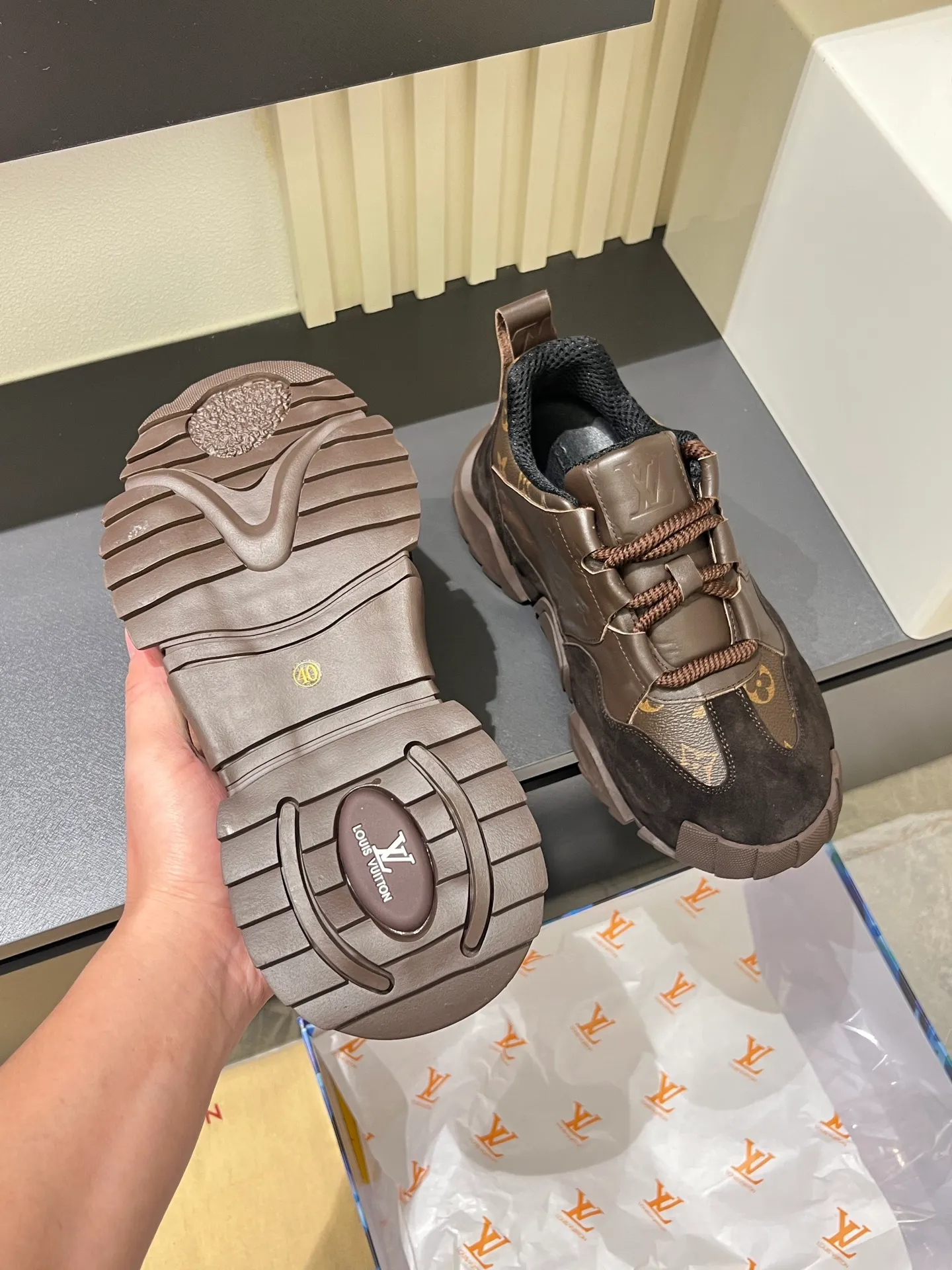p600 "LOUI* VUITTO*" popular men's casual shoes, genuine development in Italy 💯Purchasing level quality ✔️The upper is made of first-layer cowhide, comfortable and soft sheepskin feet ⚡️ Fashionable and versatile, the toe last shape is firm and full, the soles are made from original LV molds and can be freely entered and exited the counter. Light and comfortable on the feet~Purely handmade, details determine quality! Size:39-44!